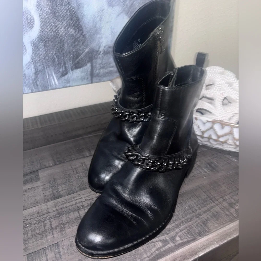 COACH ADELLA CALF LEATHER CHAIN WOMENS FLAT ANKLE BOOT SHOES sZ 7​ - Picture 4 of 11